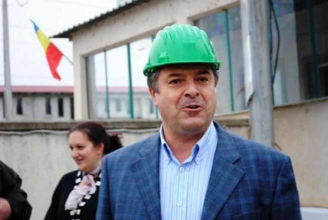 1-omul-care-manca-doua-paini-in-compania-orasului-dat-afara-de-la-de-societatea-in-faliment-care-a-ingropat-in-datorii-primaria