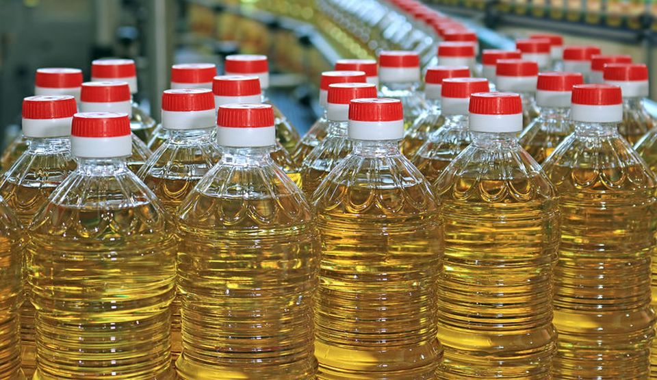 43121133 – sunflower oil in the bottle moving on production line