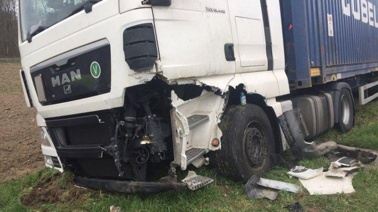 image-2021-12-23-25260095-41-camionul-implicat-accident