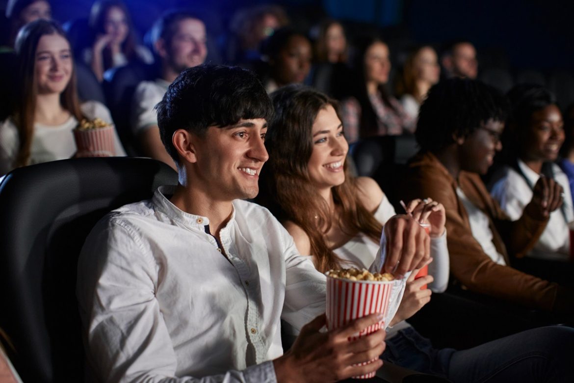 Serhii-Bobyk-Dreamstime-Spctatori-cinema-popcorn